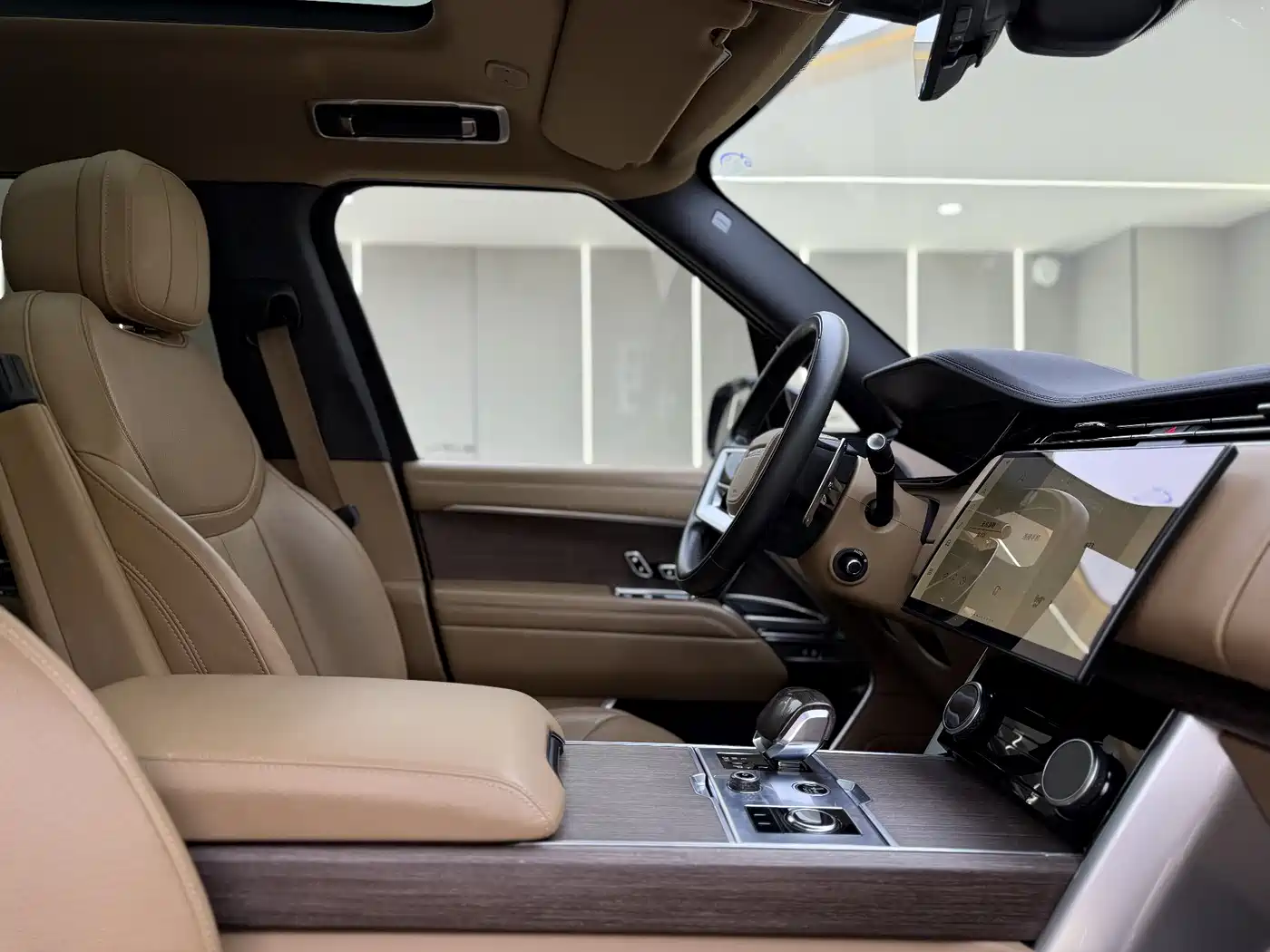 Land Rover Range Rover 2023 3.0 L6 360PS Golden Age Edition фото 4