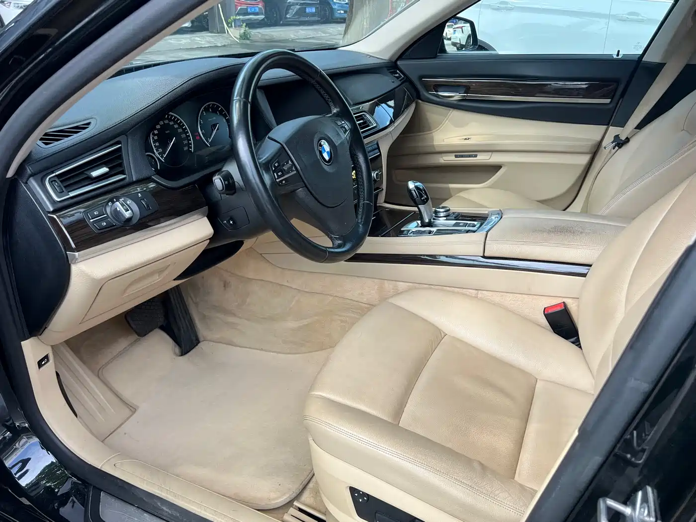 BMW 7 Series 2009 730Li Leading фото 4