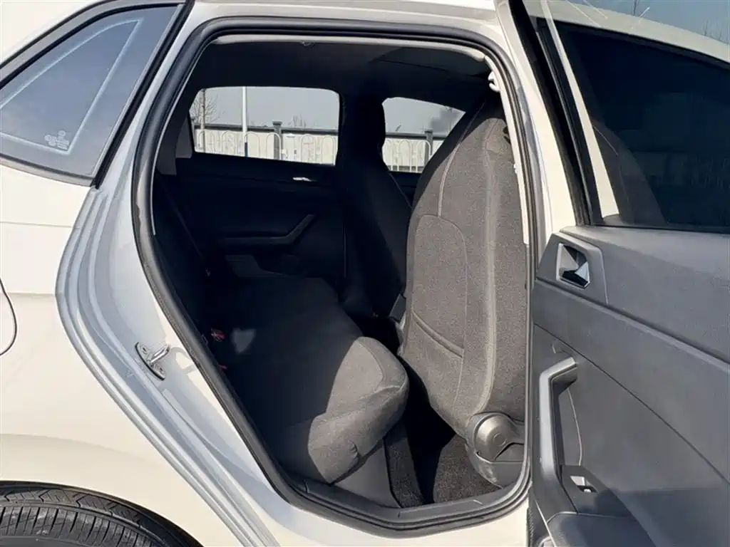 Volkswagen Polo 2021 Plus 1.5L Automatic Panorama Enjoyment Edition фото 2