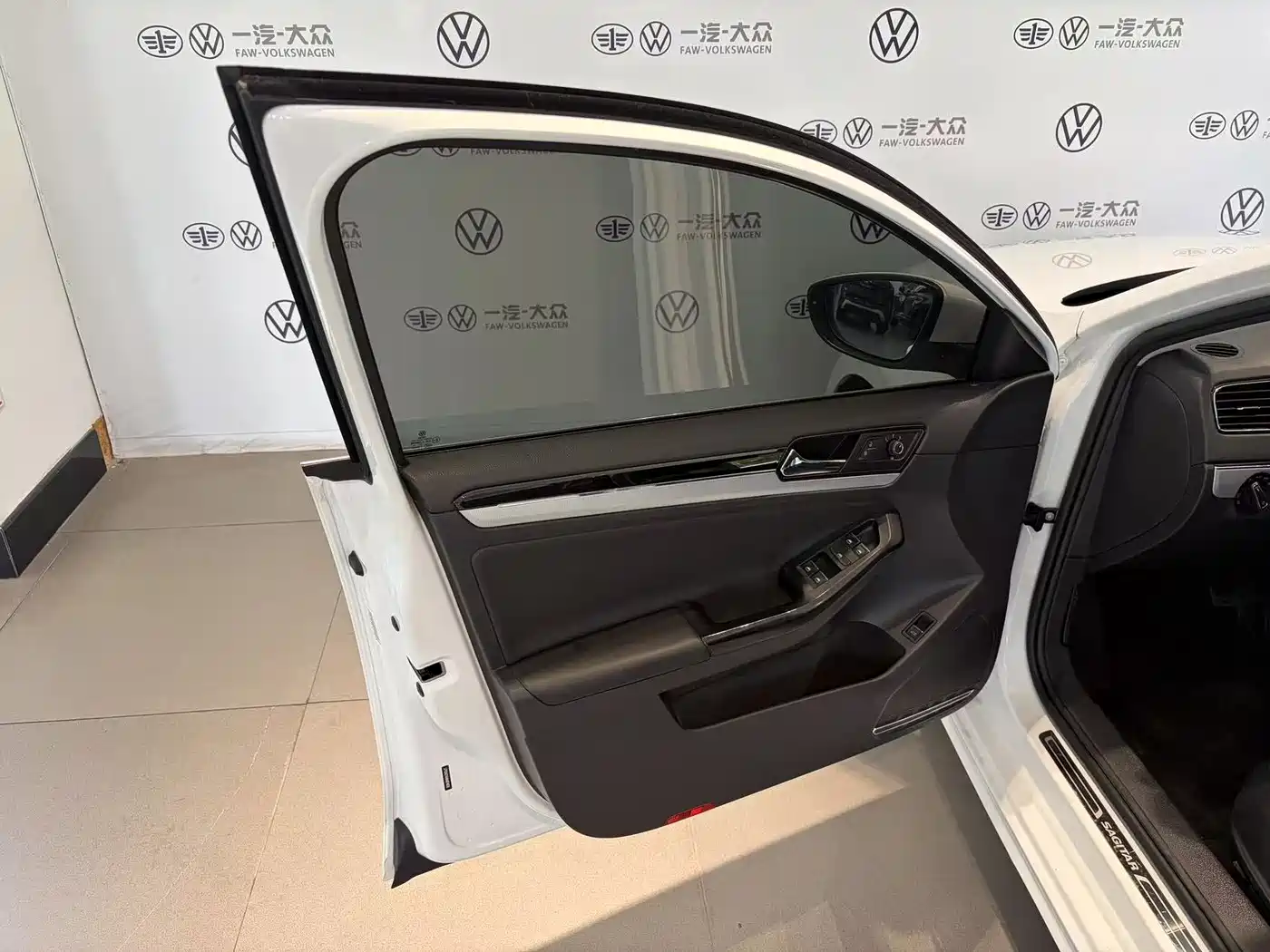 Volkswagen Sagitar 2018 1.6L Automatic Comfort фото 11