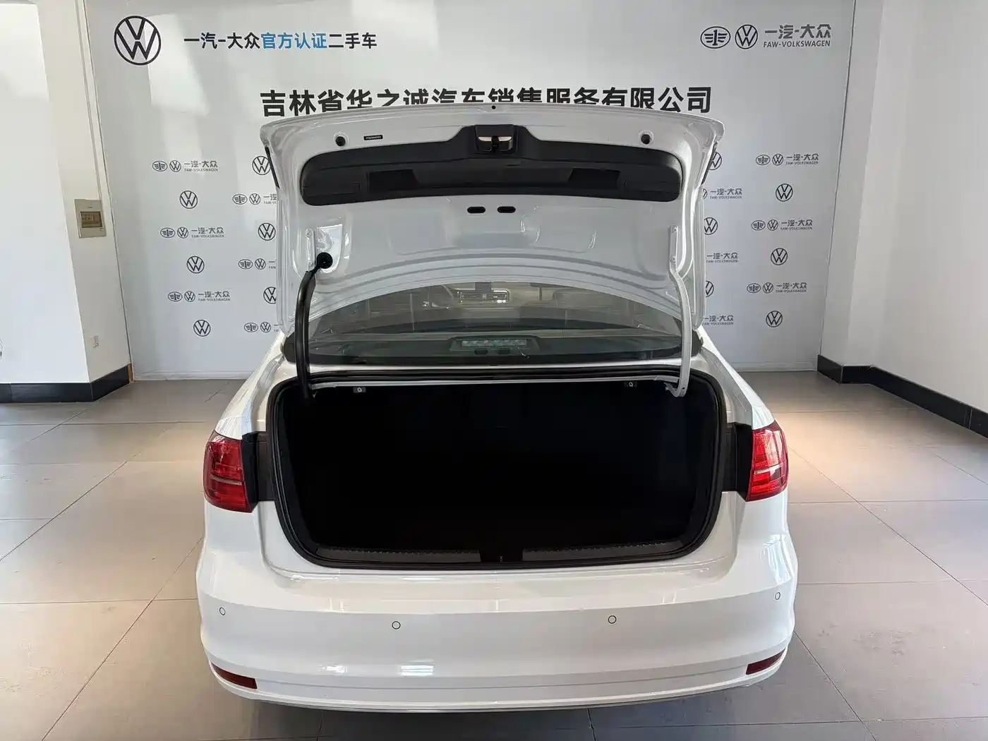 Volkswagen Sagitar 2018 1.6L Automatic Comfort фото 10