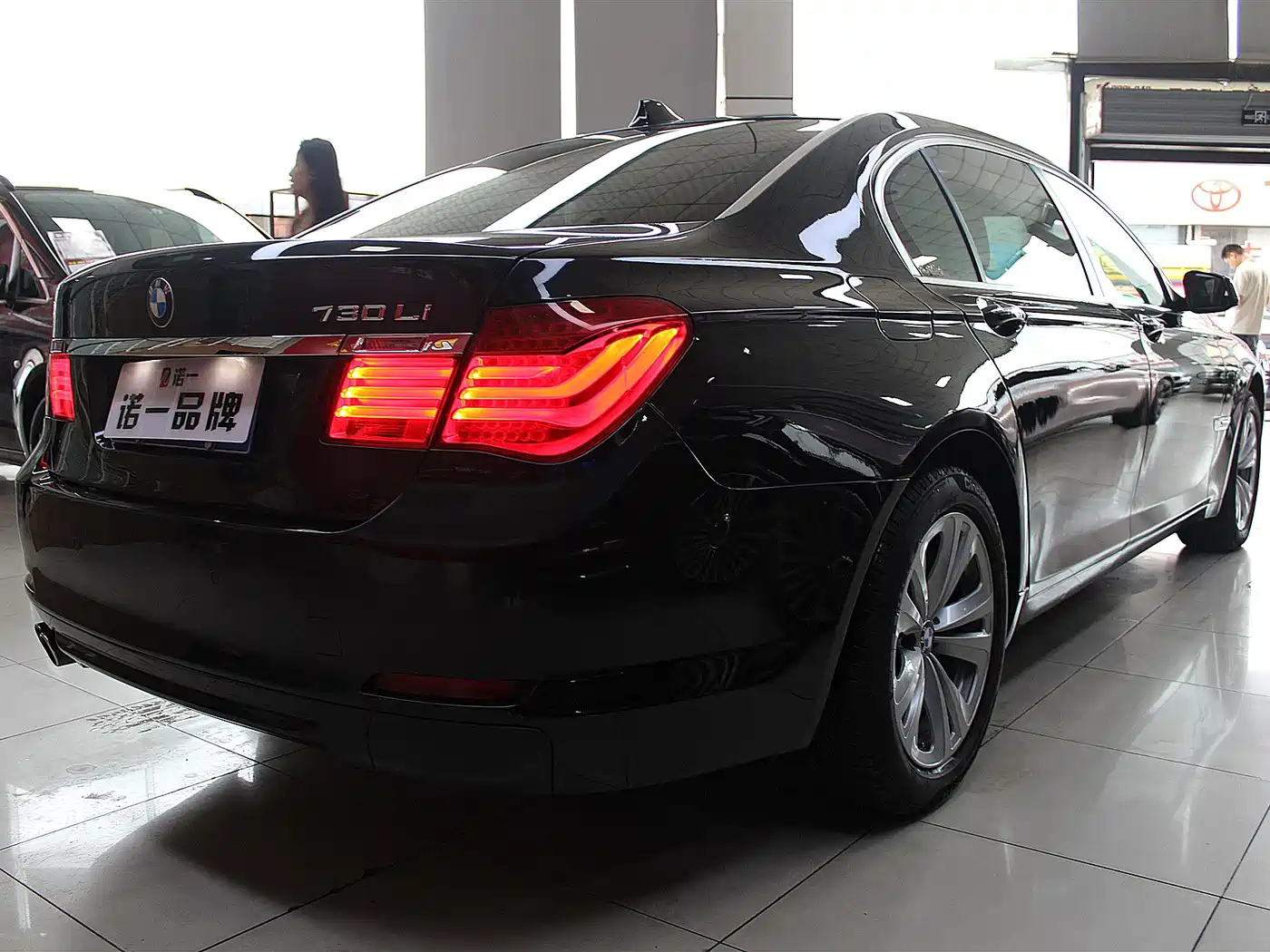 BMW 7 Series 2009 730Li Leading фото 13