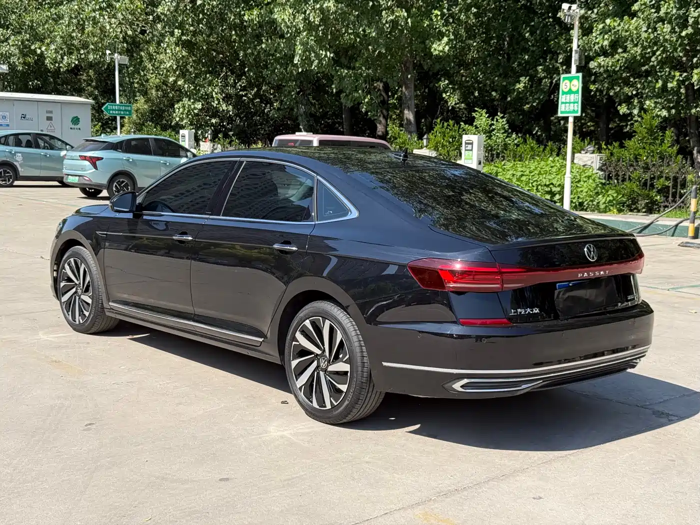 Volkswagen Passat 2024 380TSI Luxury фото 7