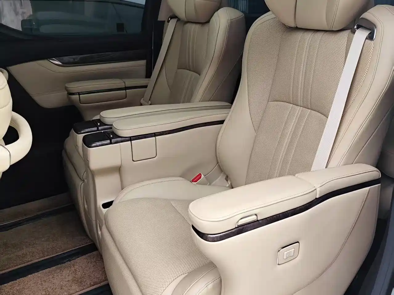 Toyota Alphard 2023 Dual Hybrid 2.5L Ultimate Gold Edition фото 7