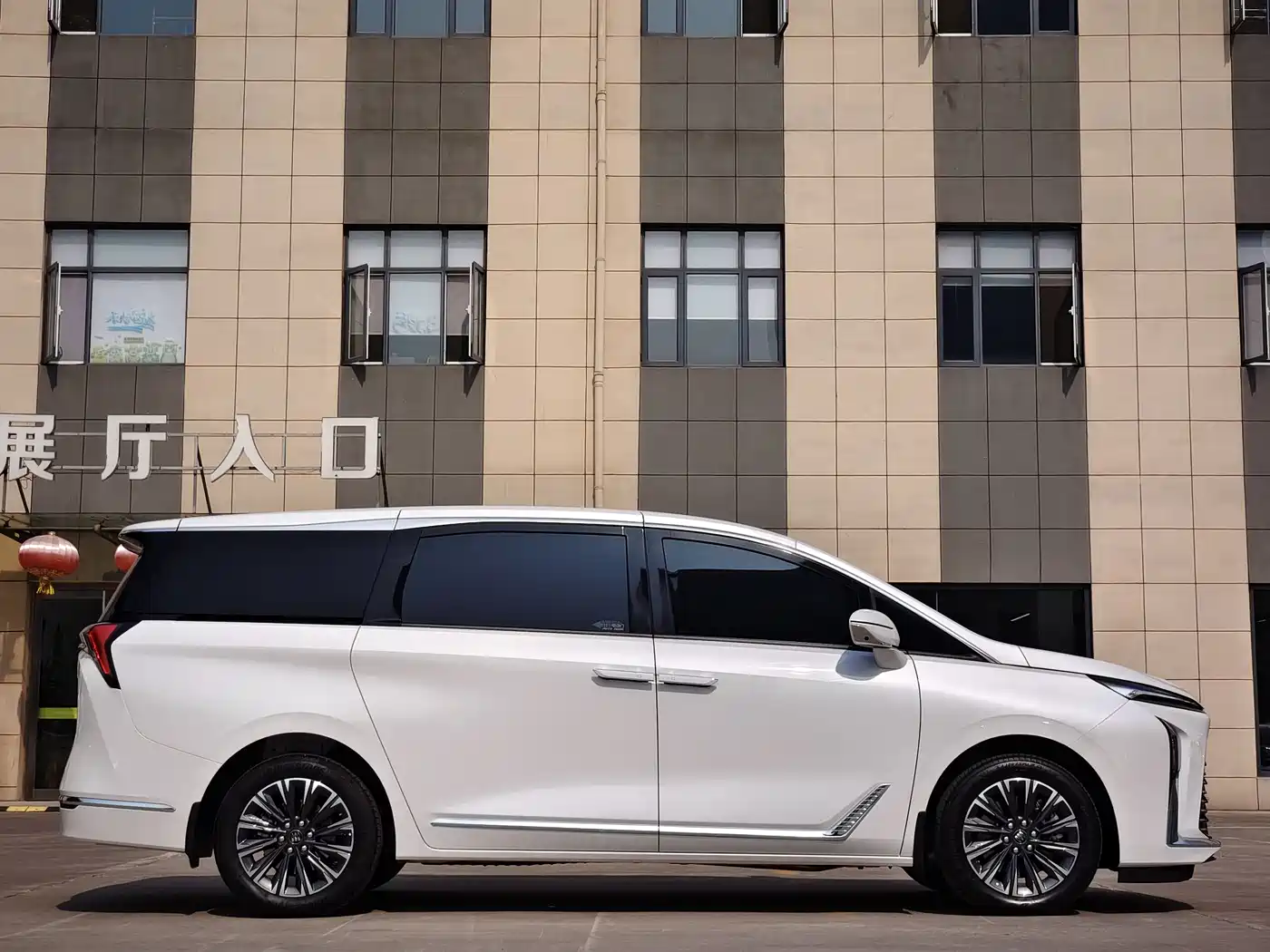 Buick GL8 2025 Land Honor Premium Edition фото 4