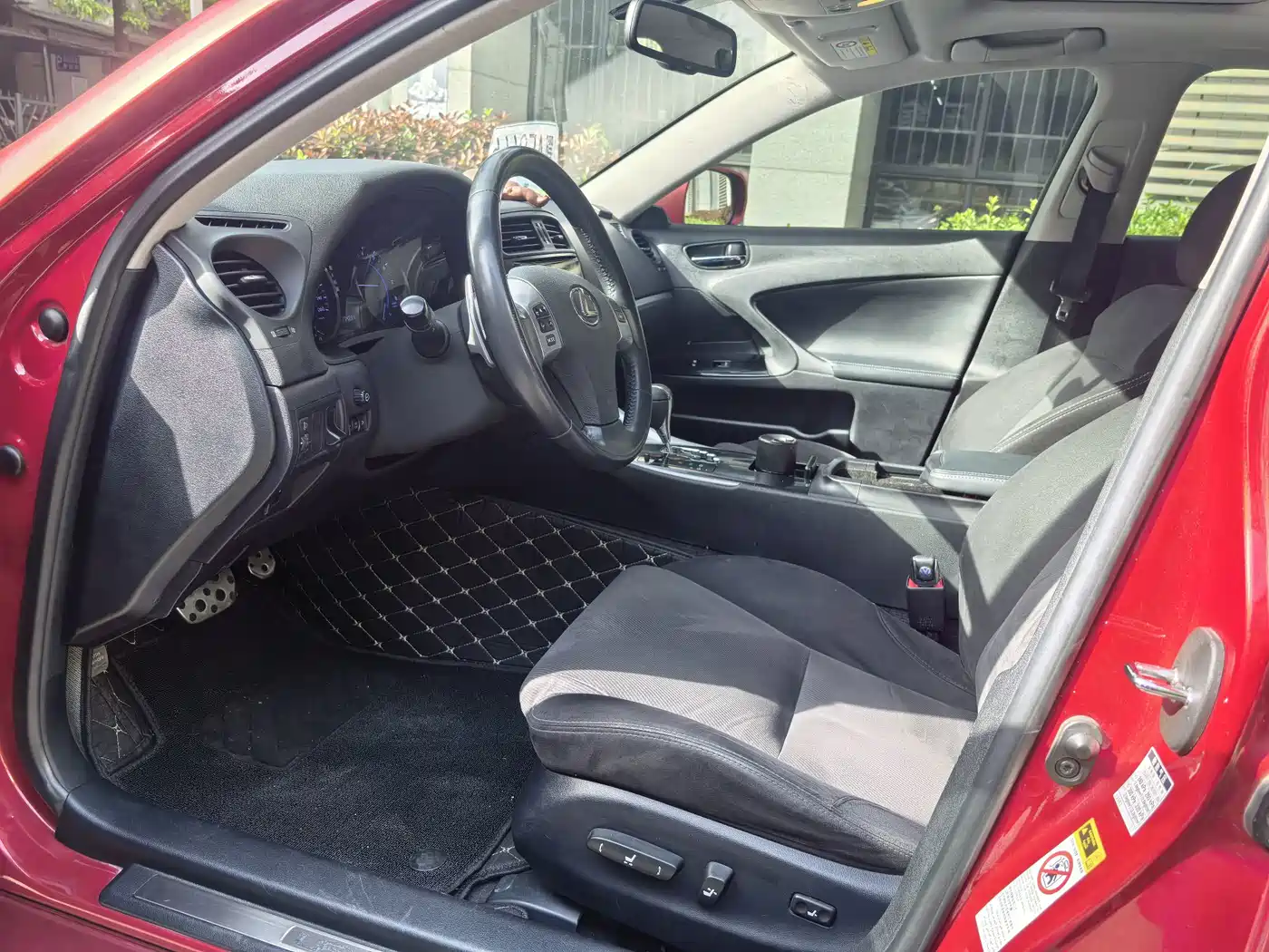 Photo 14 - Lexus IS