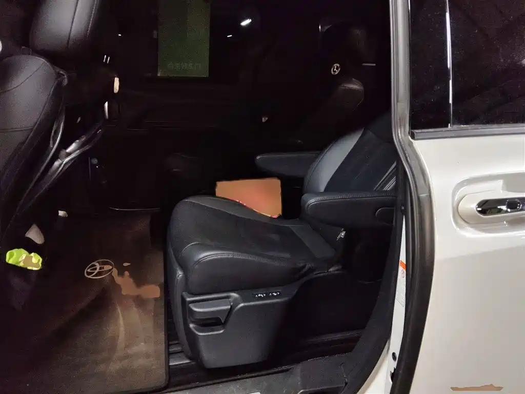 Toyota Granvia 2022 Model Year 2.5L Hybrid Flagship Edition фото 15