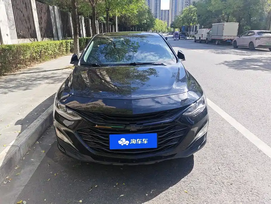 Photo 2 - Chevrolet Malibu XL