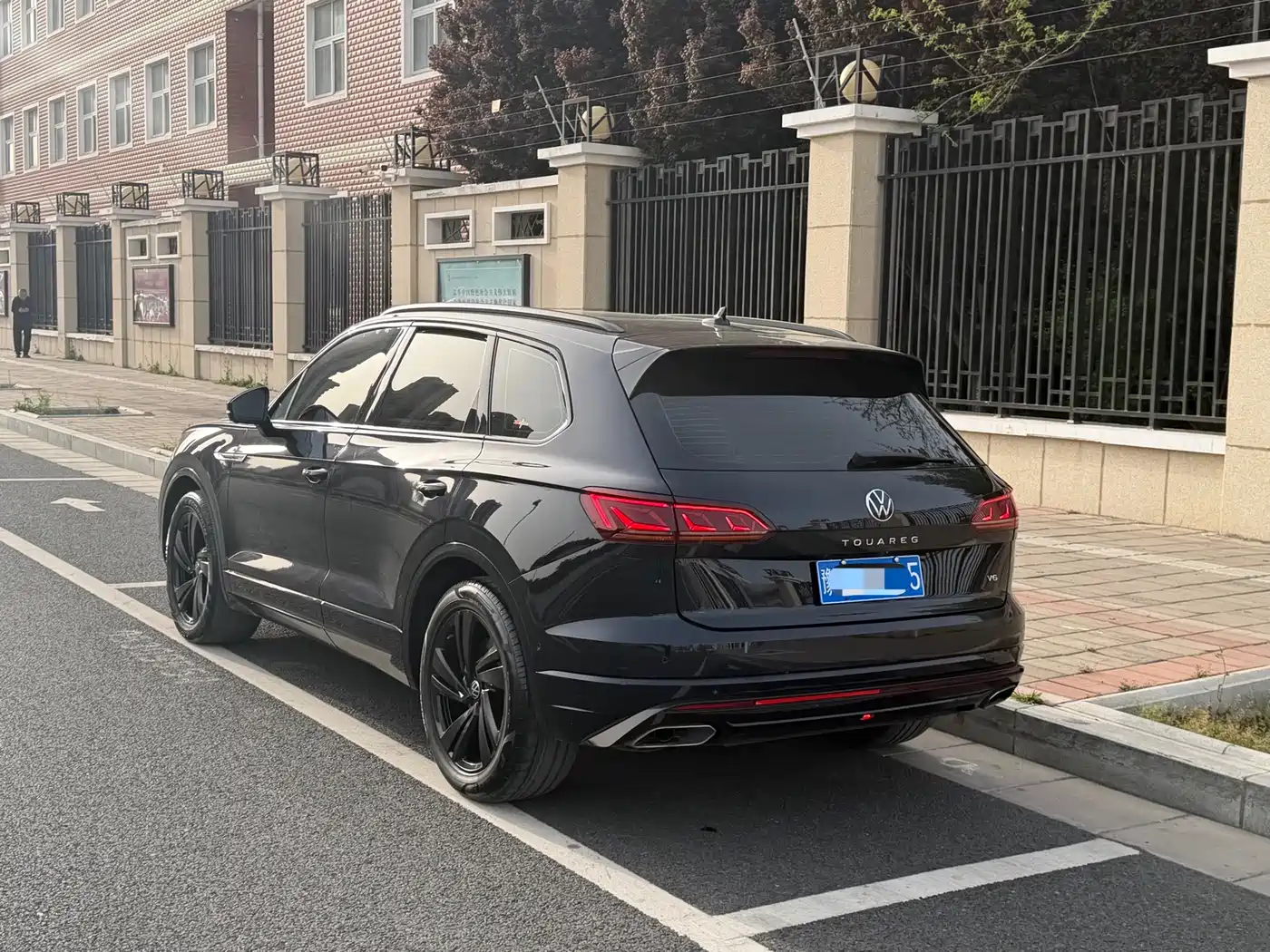 Volkswagen Touareg 2021 3.0TSI Sharp Edition with Gloss Black Sports Package фото 13