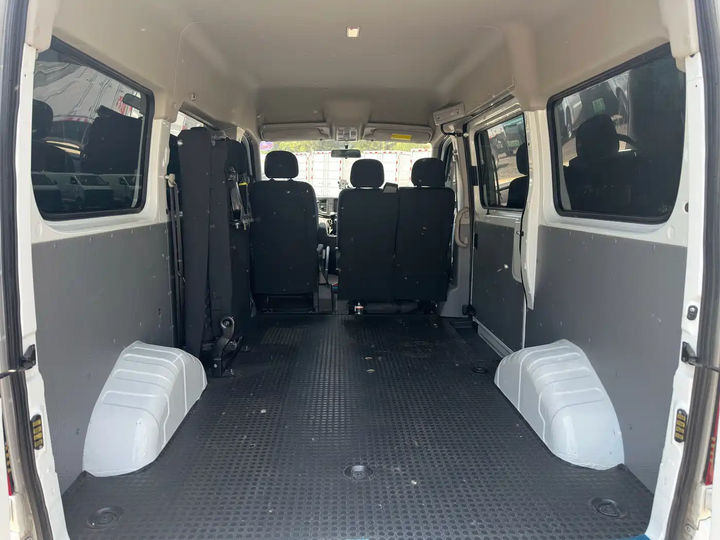 SAIC Maxus Xintu V80 2025 PRO Aoyun 2.0T Manual Short Wheelbase Medium Roof 5/6-Seater фото 9