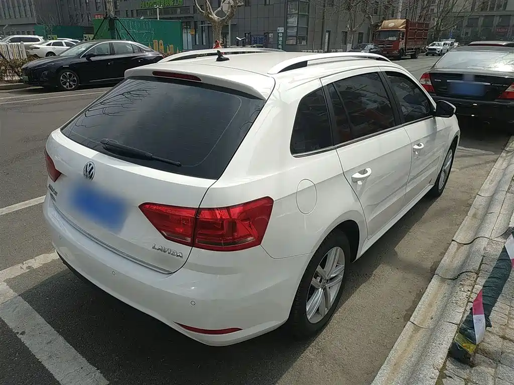 Volkswagen Lavida Tour 2017 180TSI DSG Comfort Edition фото 5