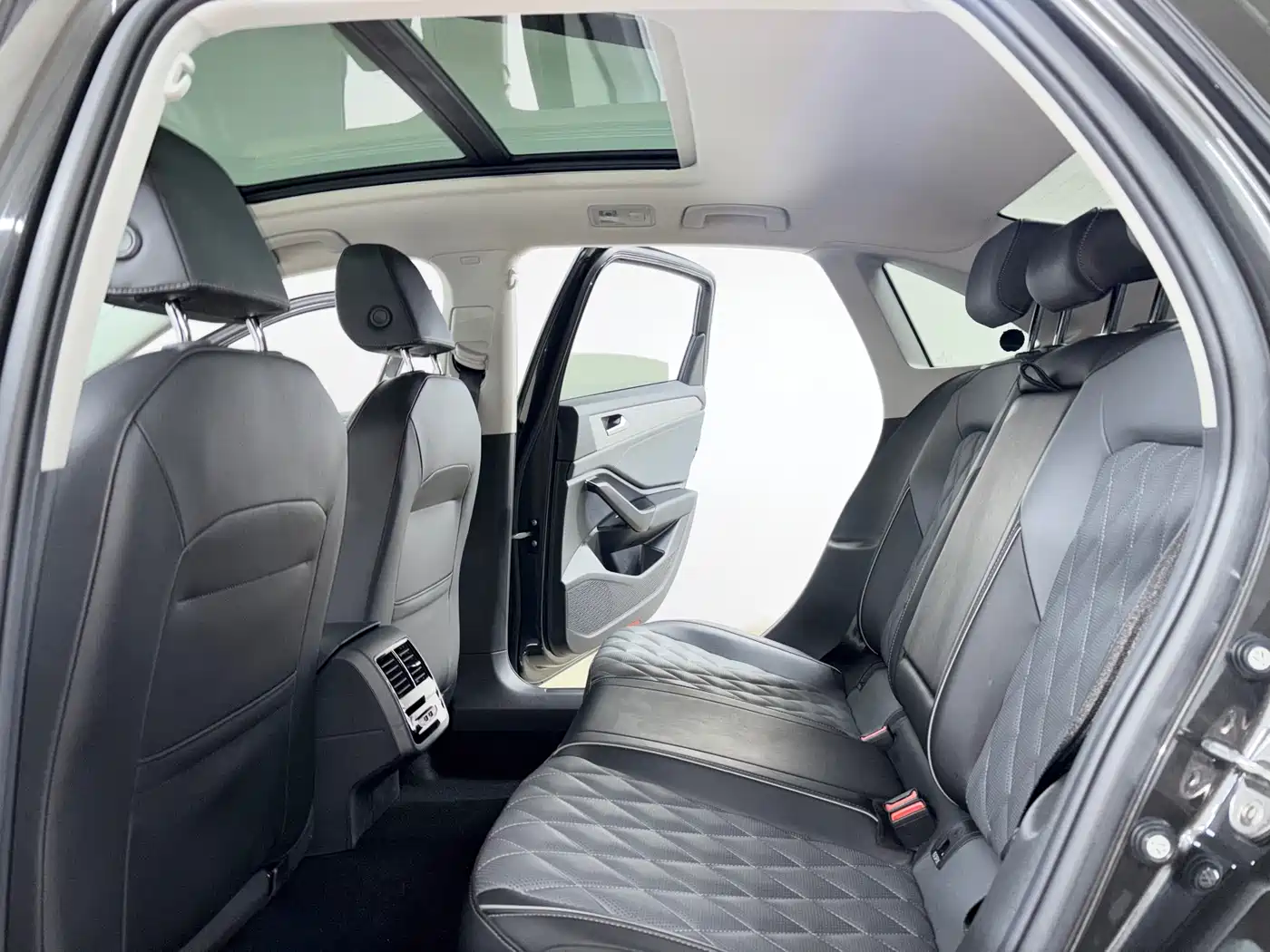 Volkswagen Sagitar 2023 Model Year 280TSI DSG Surpass Edition фото 9
