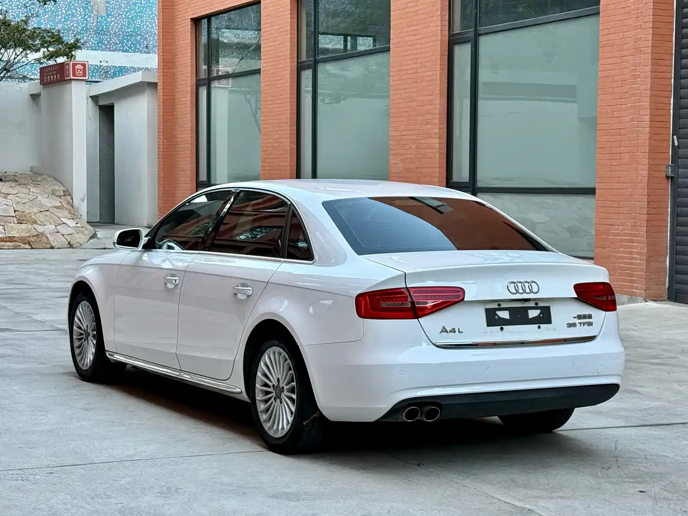 Фото 6 - Audi A4L