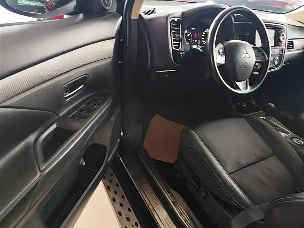 Mitsubishi Outlander (Import) 2014 2.4L 4WD Luxury Value Edition 5-seater фото 16