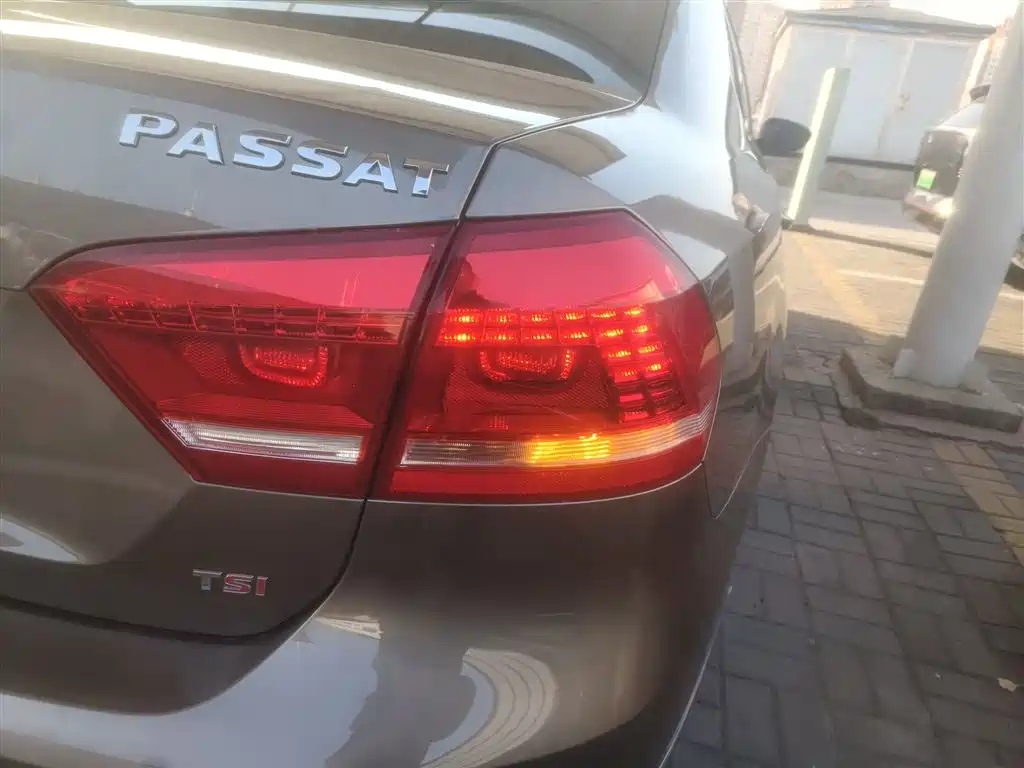 Volkswagen Passat 2014 1.8TSI DSG Luxury Edition фото 8