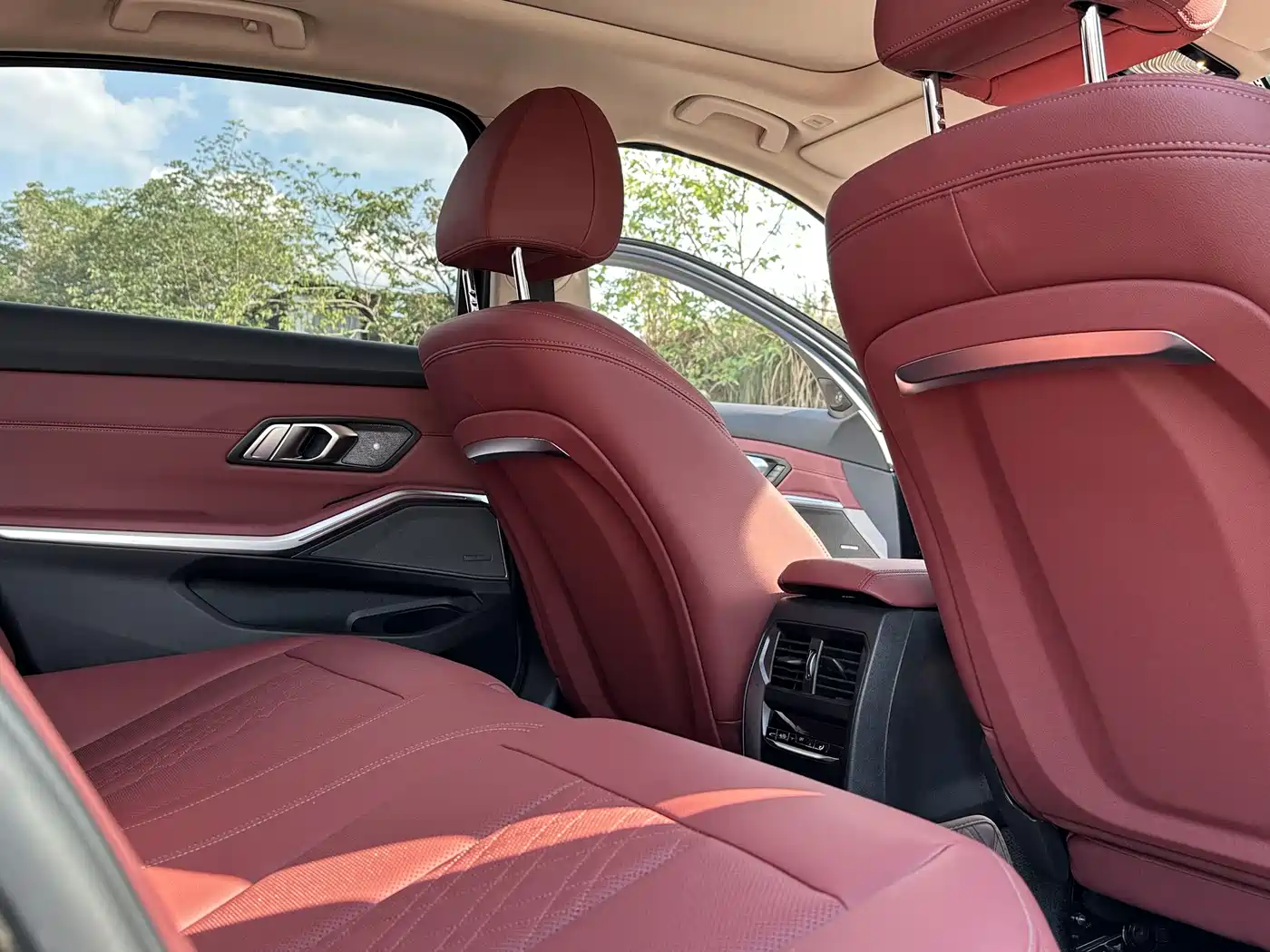 BMW 3 Series 2025 330Li M Sport Night Edition фото 11
