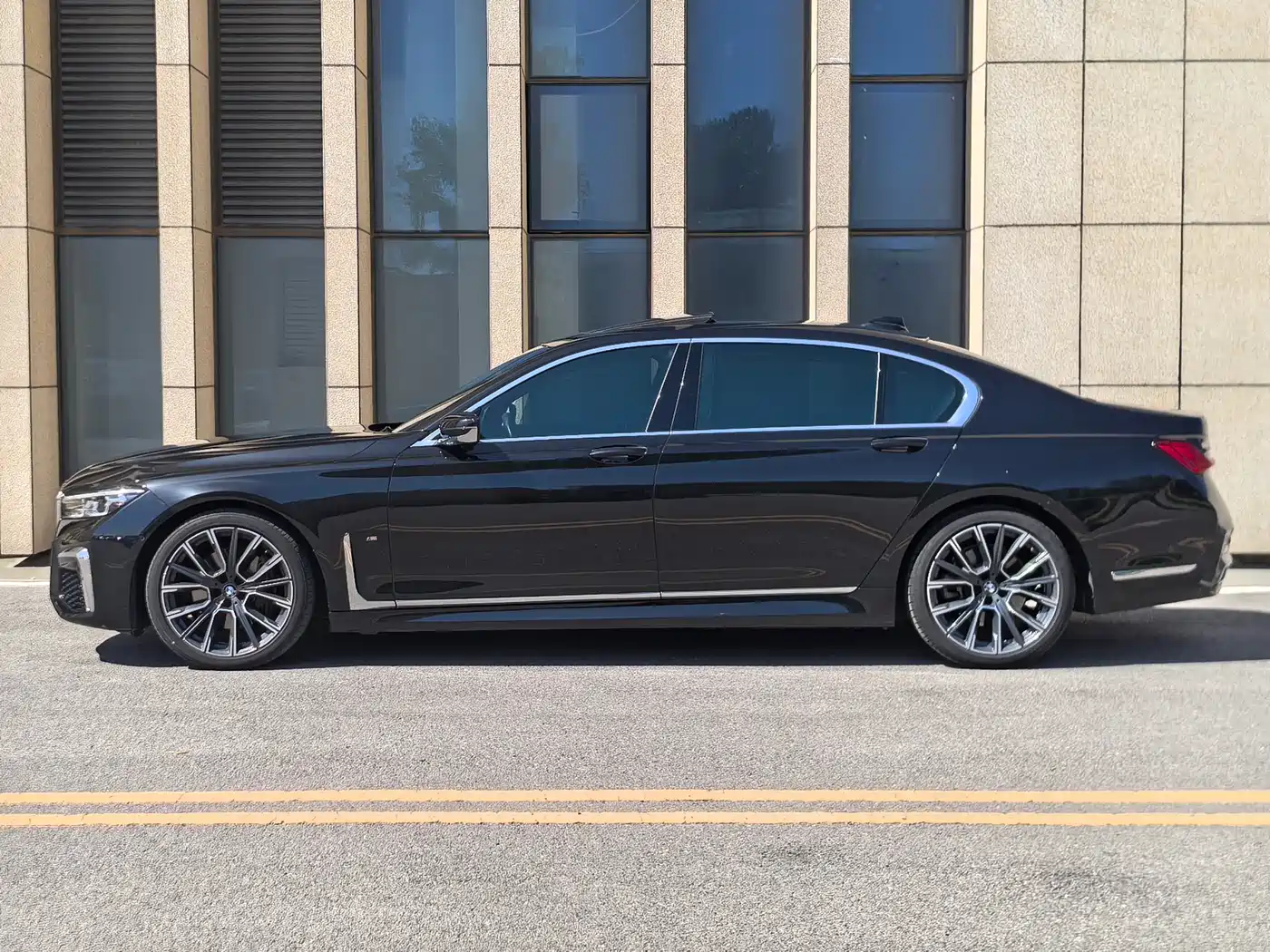 BMW 7 Series 2021 Model 740Li Leading M Sport Package фото 3