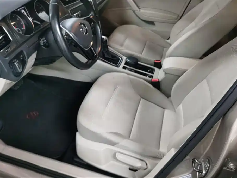 Volkswagen Golf 2014 1.6L Automatic Comfort фото 9