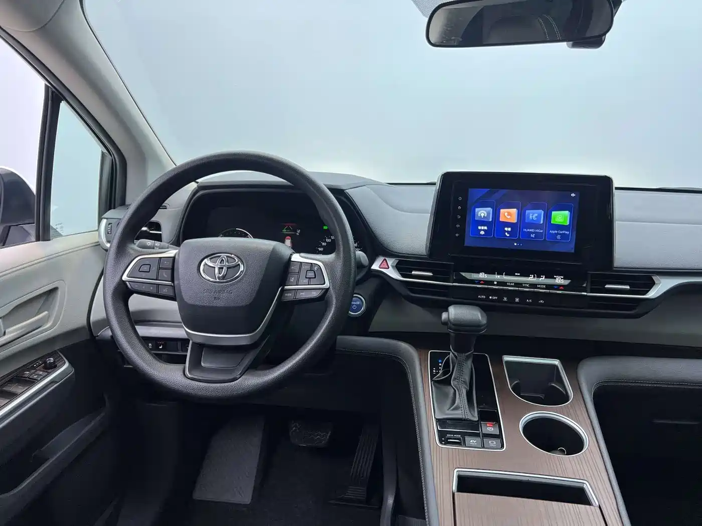 Toyota Sienna 2023 2.5L Hybrid Comfort Edition фото 4