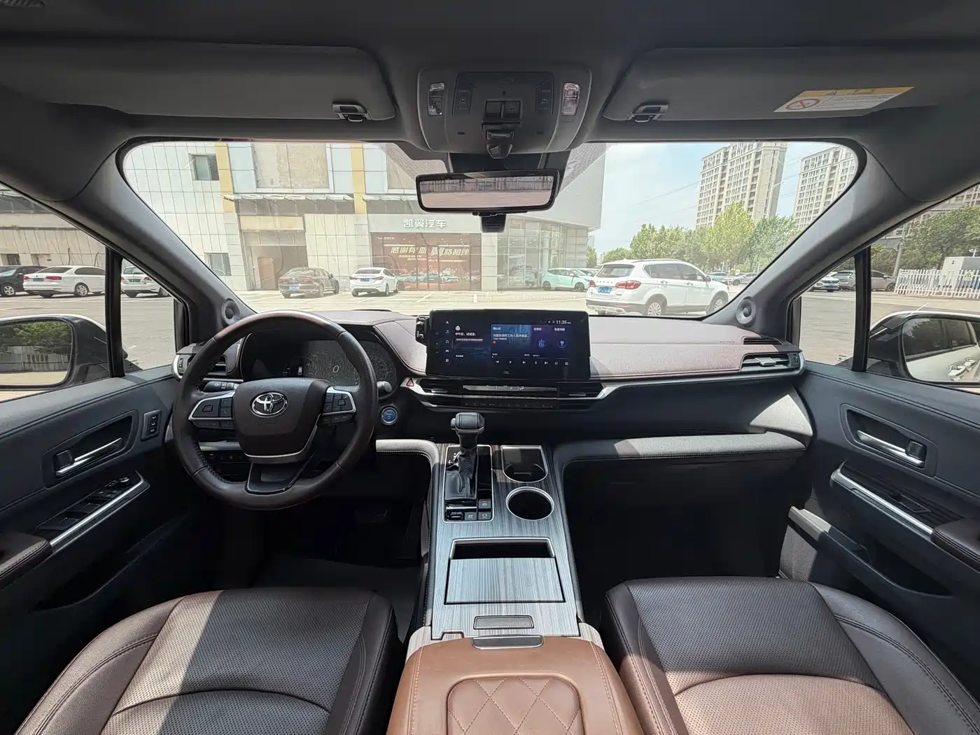 Toyota Sienna 2023 2.5L Hybrid Platinum Edition фото 11