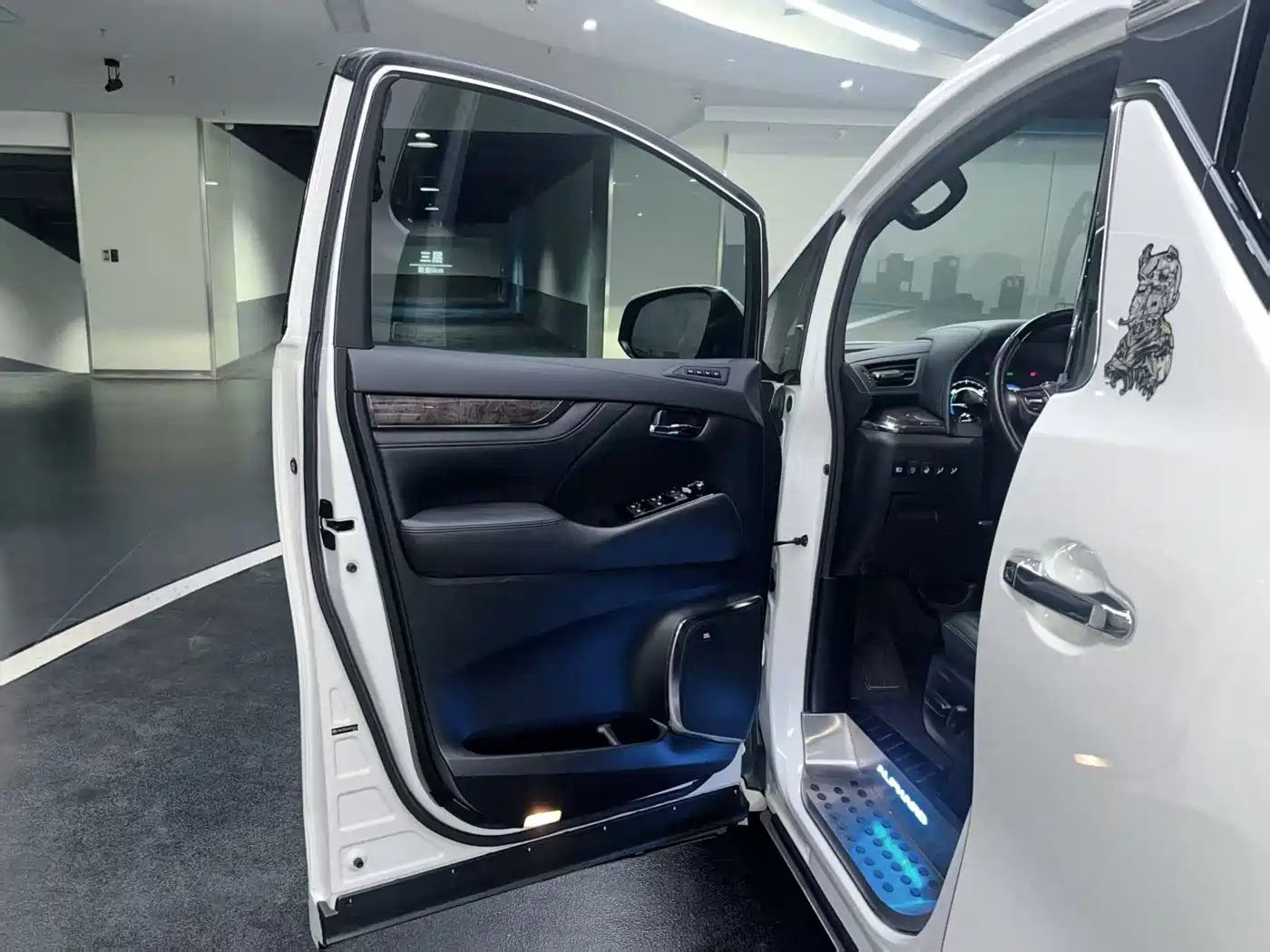 Toyota Alphard 2019 Hybrid 2.5L Premium Edition фото 13