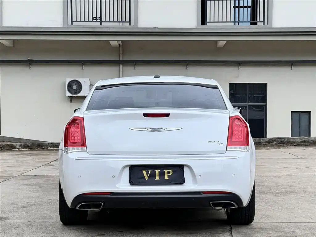 Chrysler 300C (Import) 2016 3.0L Beyond Edition фото 5