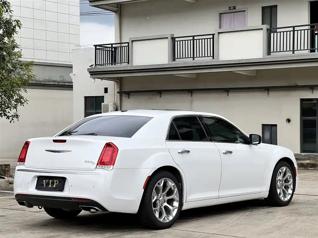 Chrysler 300C (Import) 2016 3.0L Beyond Edition фото 6
