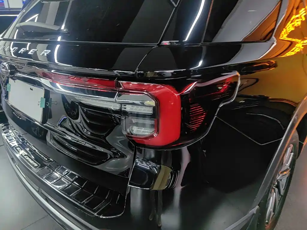 Фото 8 - Ford Explorer