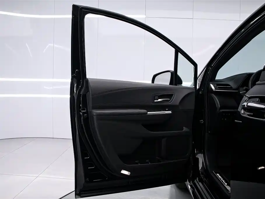Toyota Sienna 2023 2.5L Hybrid Ultimate Edition фото 11
