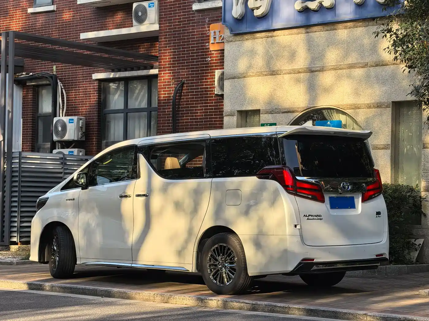 Toyota Alphard 2021 Hybrid 2.5L Premium фото 29