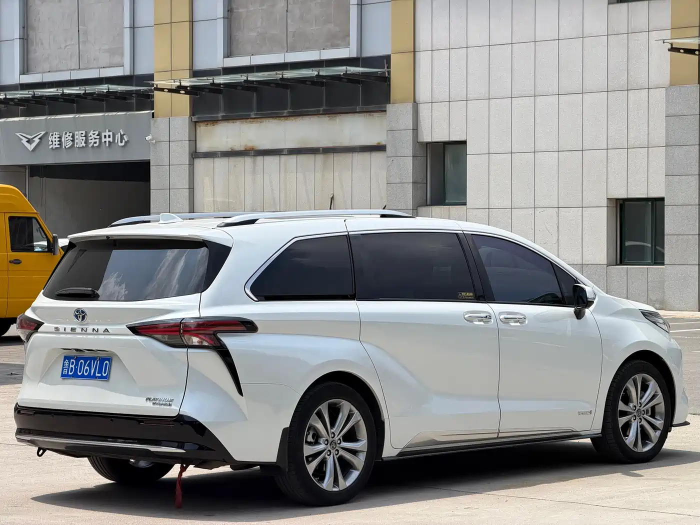Toyota Sienna 2023 2.5L Hybrid Platinum Edition фото 6