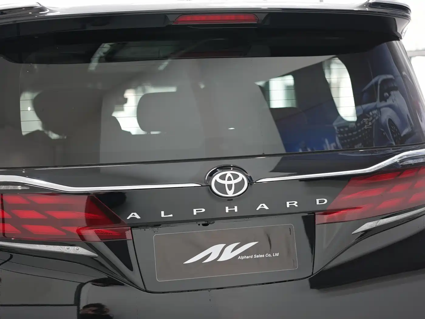 Toyota Alphard 2025 Hybrid 2.5L Ultimate Gold Edition фото 12