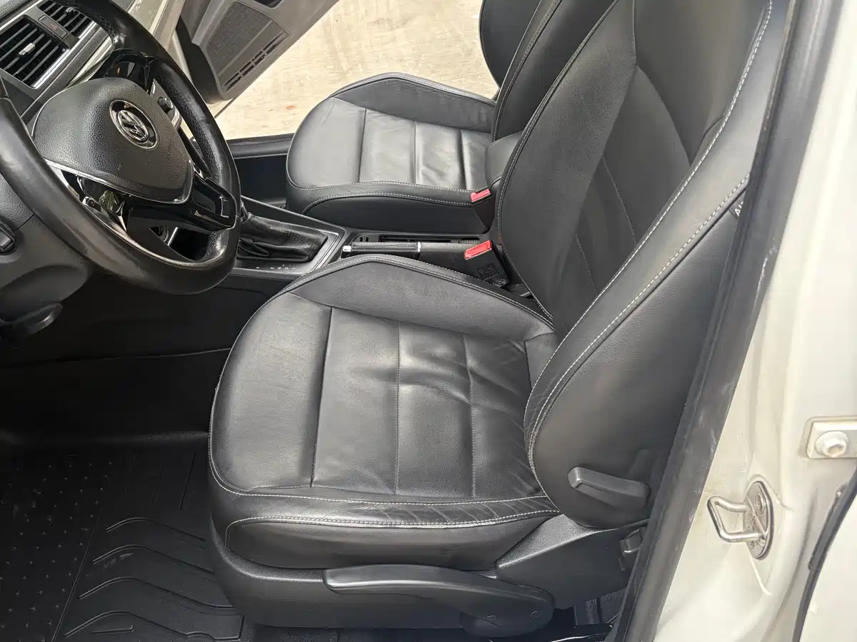 Volkswagen Lavida 2015 1.6L Automatic Luxury Edition фото 10