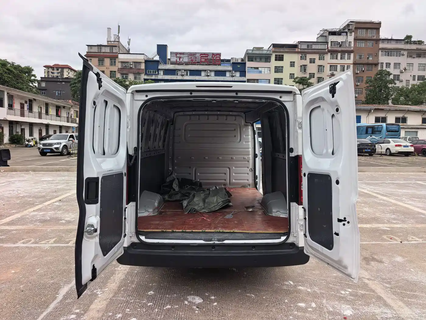 Wuling Motors Wuling Yangguang 2026 2026 Model 300km Window-Sealed Comfort Version