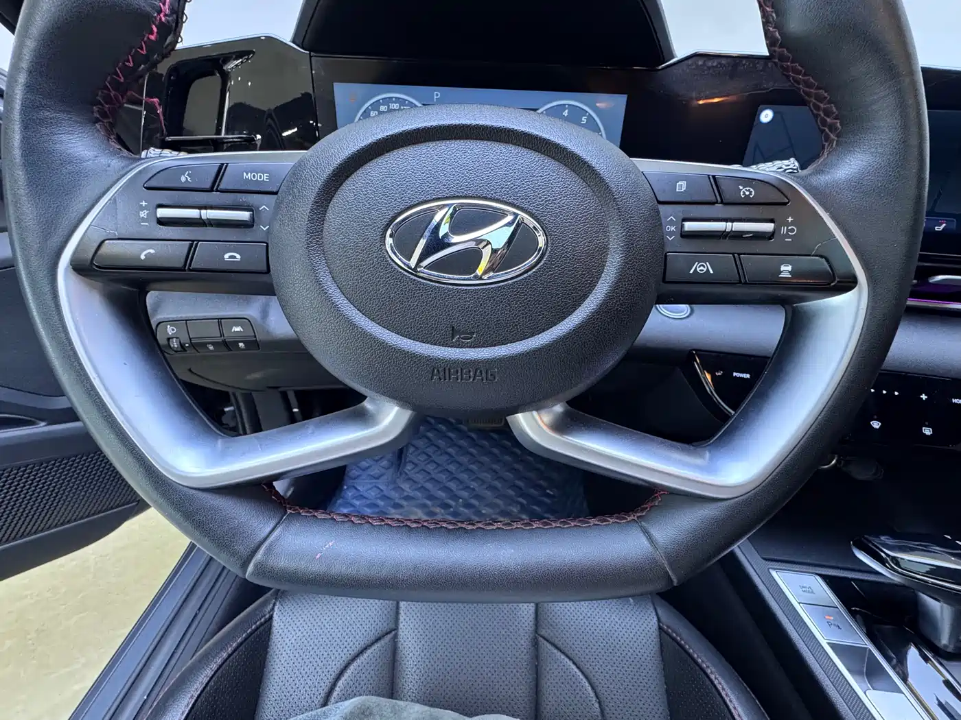 Hyundai Elantra 2022 1.5L CVT LUX Premium Edition фото 11