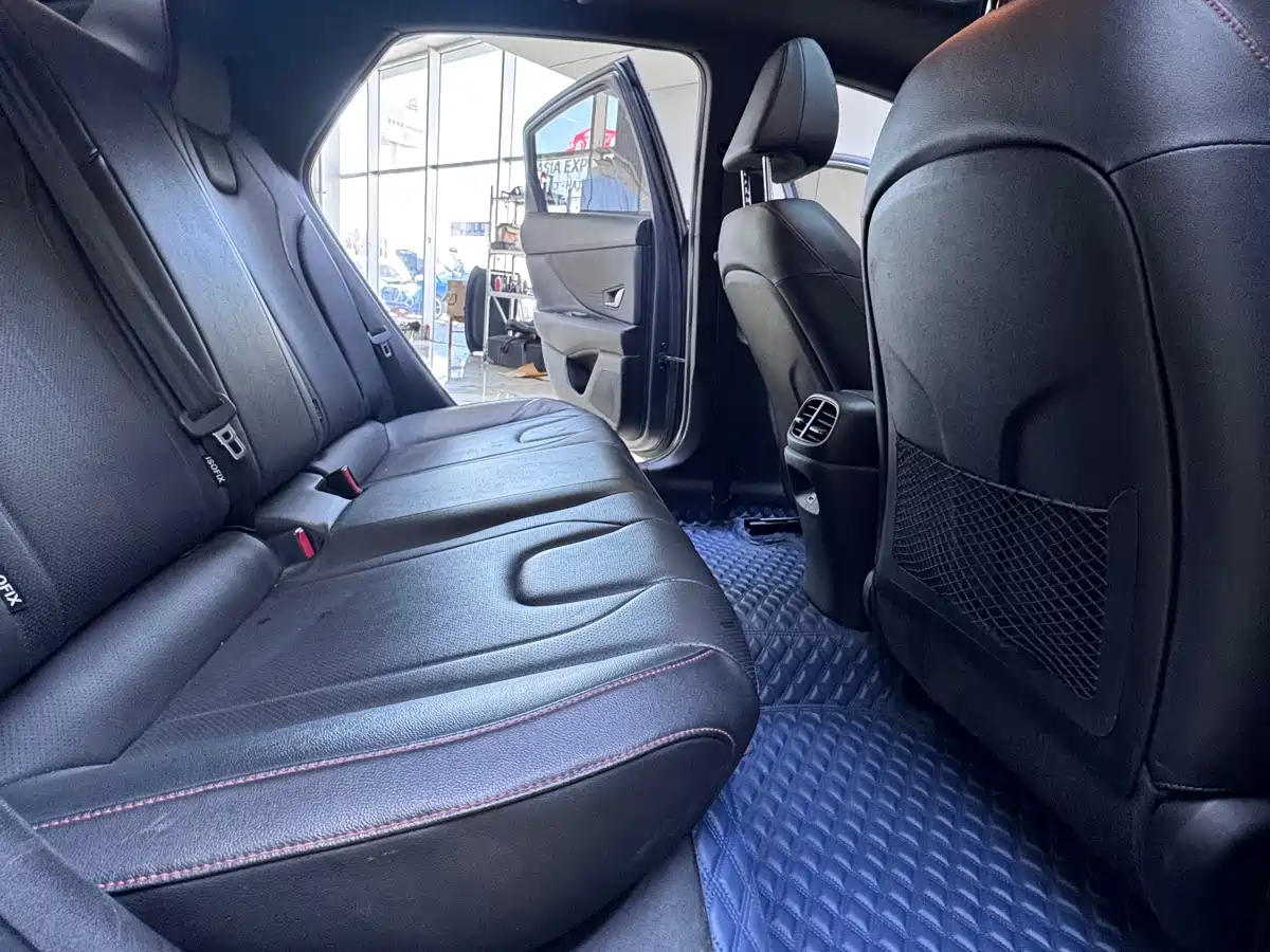 Hyundai Elantra 2022 1.5L CVT LUX Premium Edition фото 20