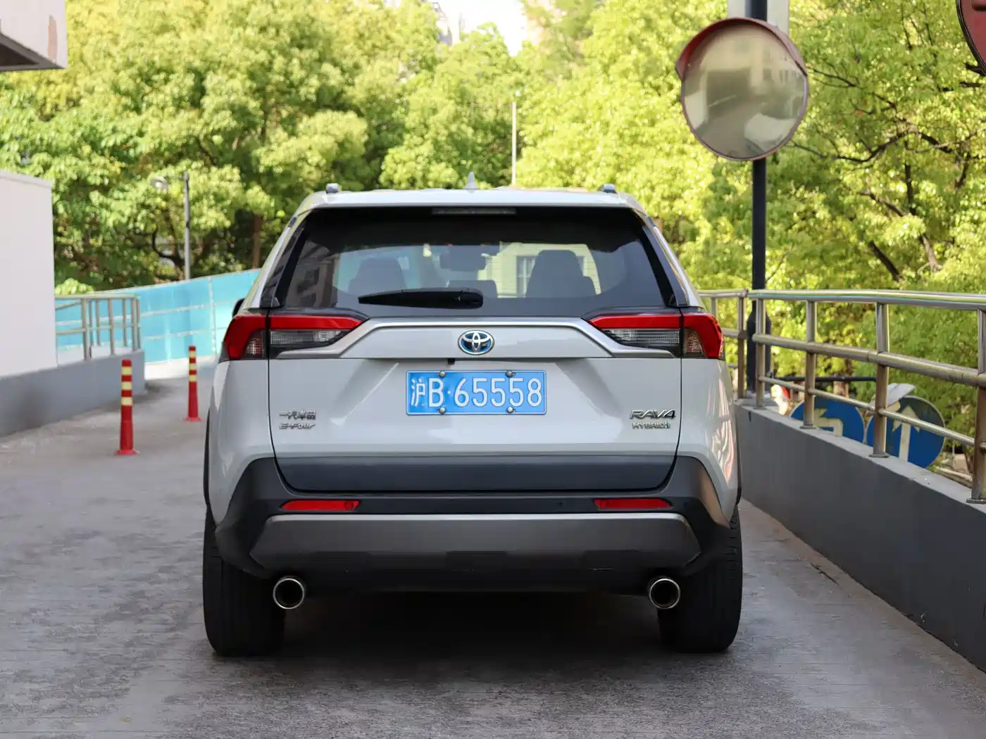 Toyota RAV4 Rongfang 2020 Hybrid 2.5L E-CVT AWD Flagship Edition фото 15
