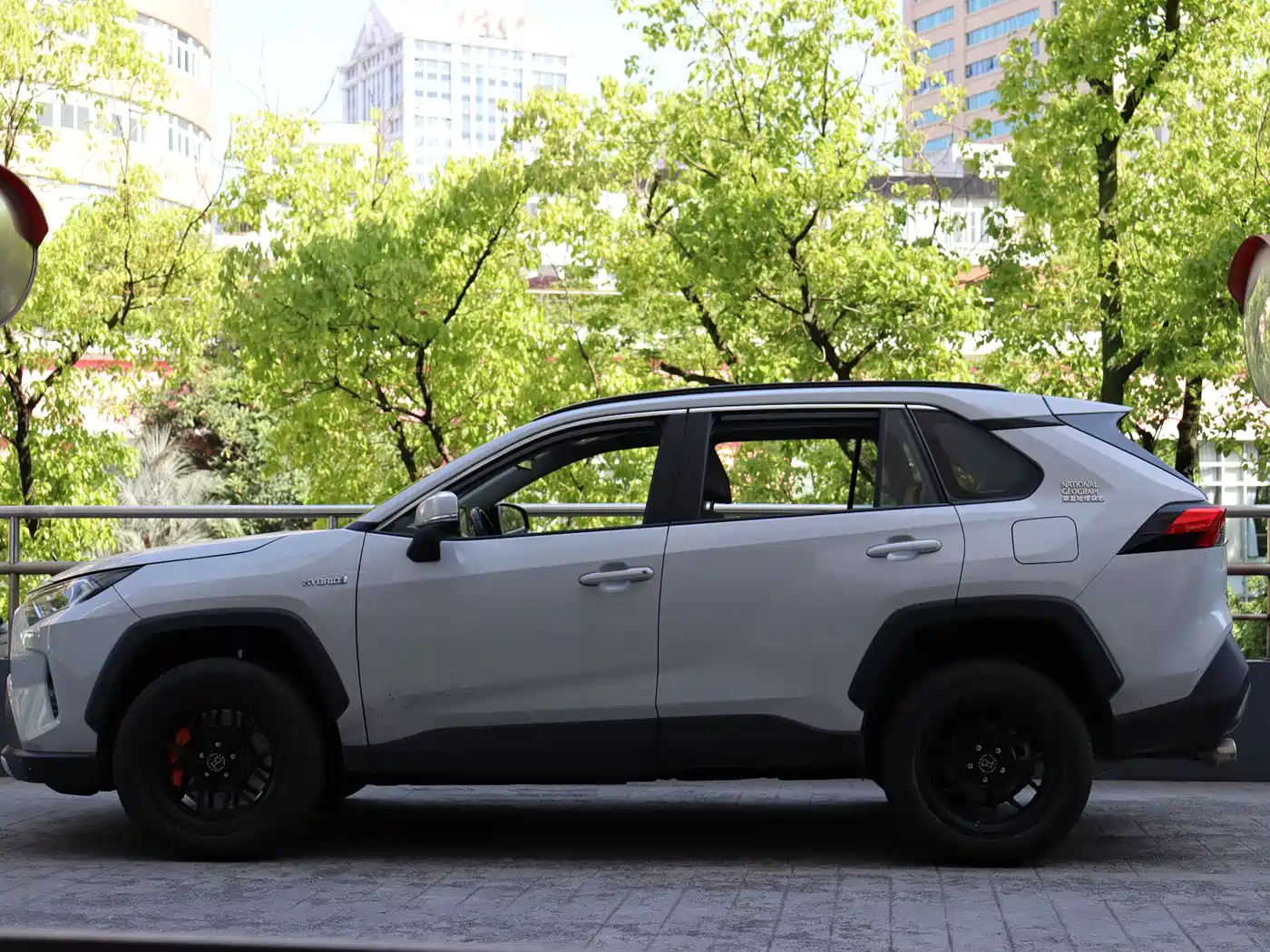 Toyota RAV4 Rongfang 2020 Hybrid 2.5L E-CVT AWD Flagship Edition фото 6