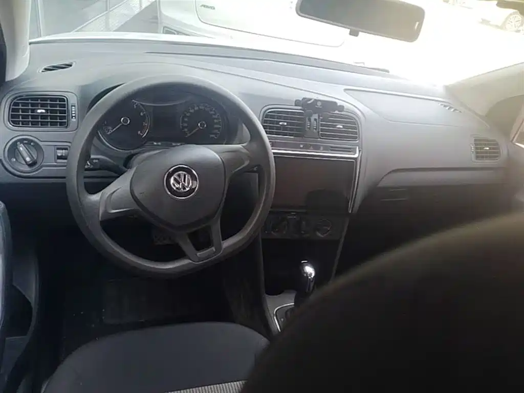 Volkswagen Polo 2018 1.5L Auto Safe Drive фото 16