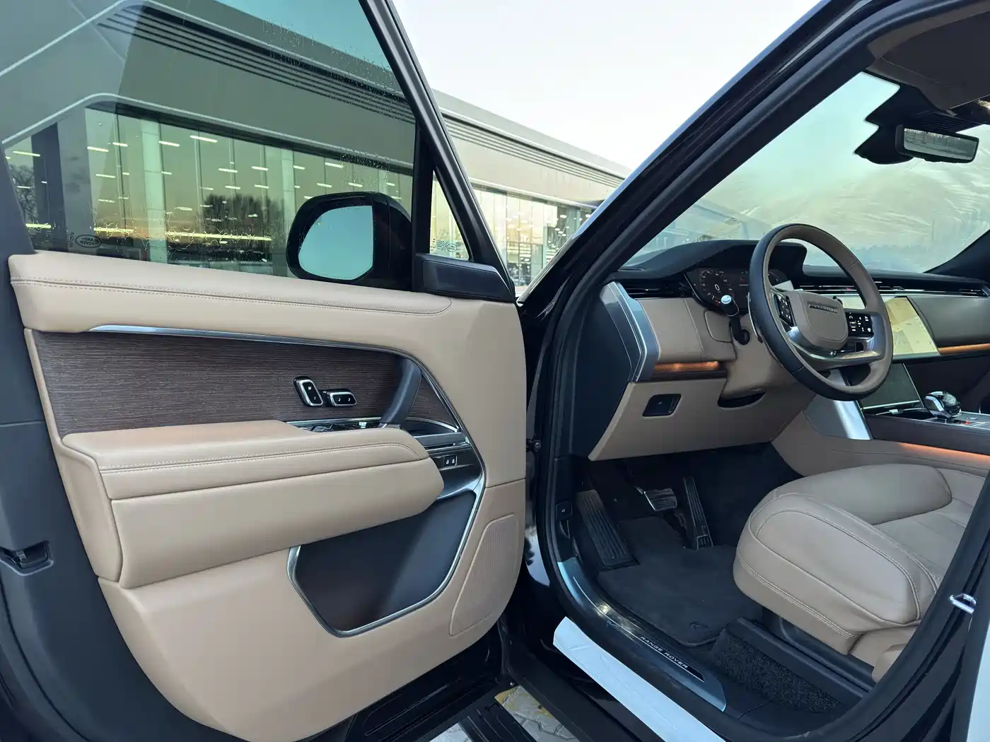 Land Rover Range Rover 2025 3.0 L6 400PS Genesis Extended Wheelbase фото 11