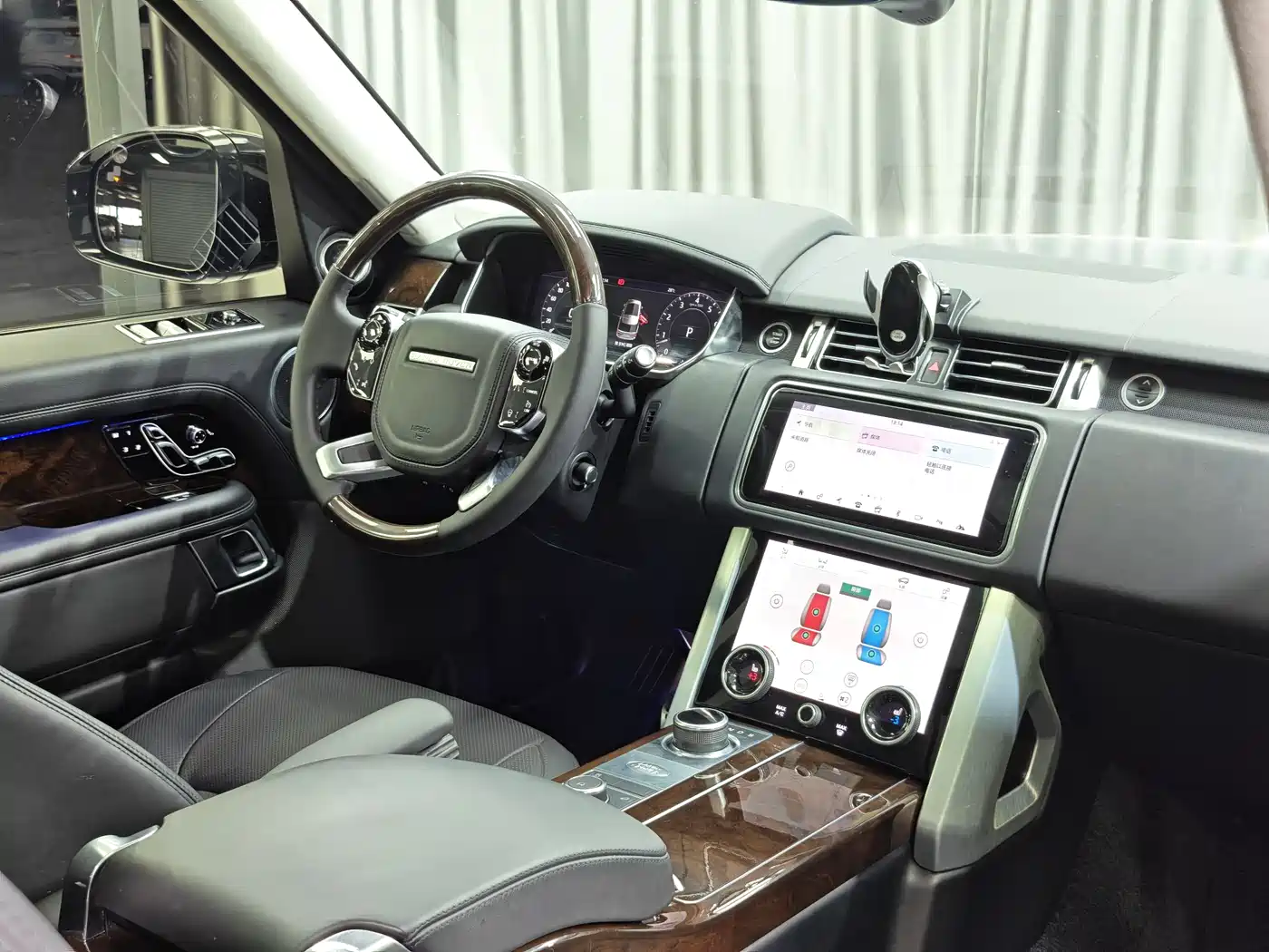 Land Rover Range Rover 2021 3.0 L6 Heritage Extended Classic Edition фото 11