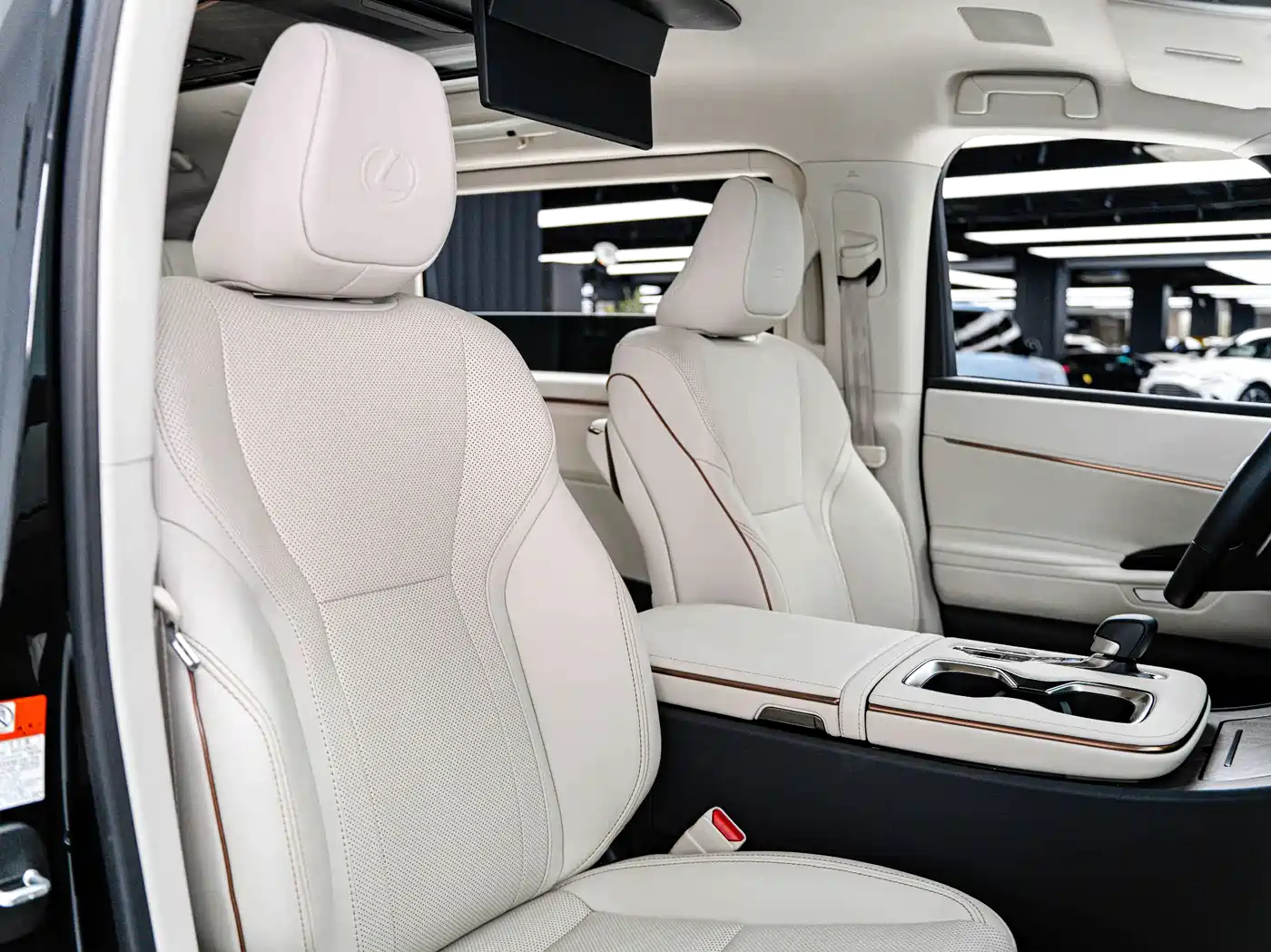 Lexus LM 2025 Model 500h Six-Seater Prestige Edition фото 16