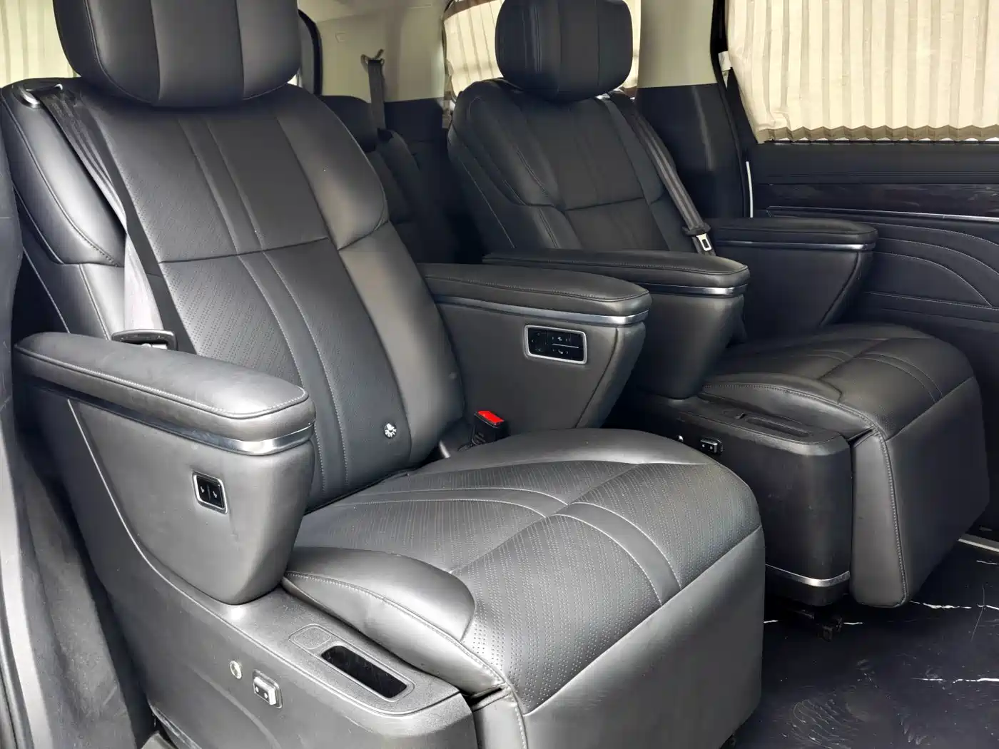 SAIC Maxus Maxus G90 2025 2025 2.0T Starlight 7-seater Edition