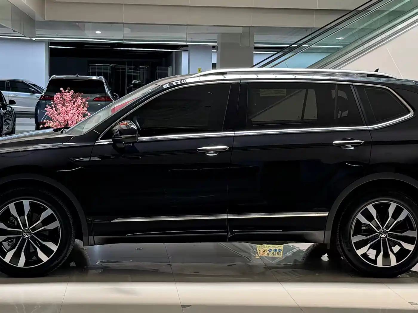Volkswagen Tiguan L 2023 Facelift 330TSI Auto FWD R-Line Premium фото 2