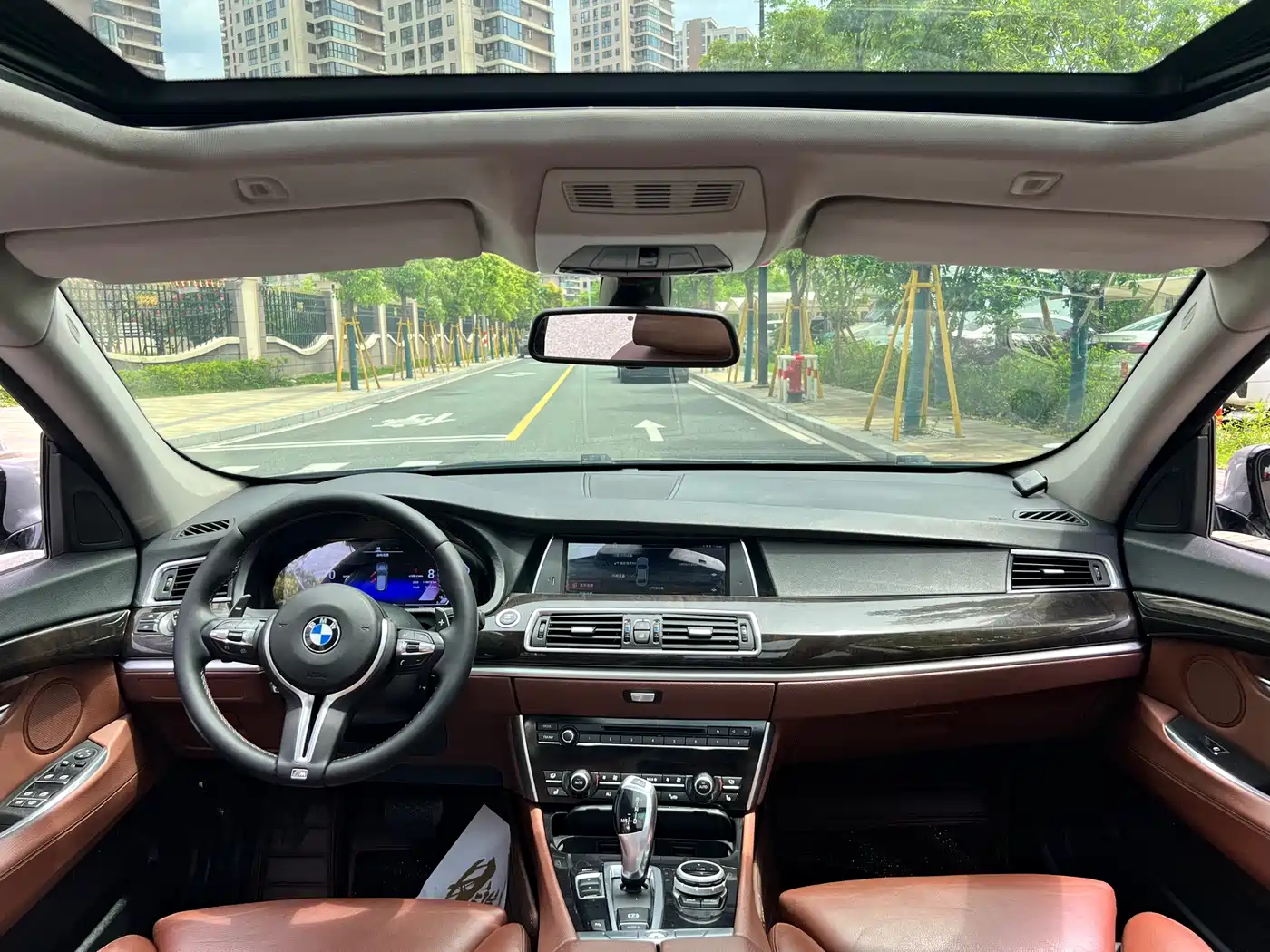 BMW 5 Series GT 2010 535i Leading Model фото 10