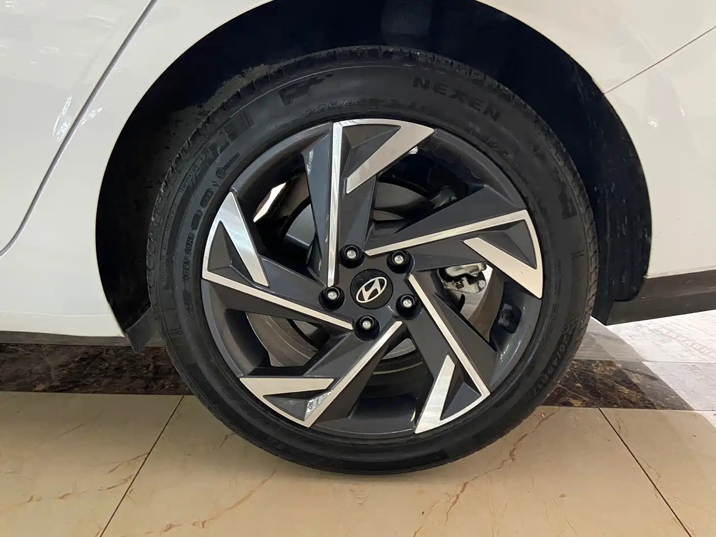 Hyundai Elantra 2023 Model 1.5L CVT LUX Premium Edition фото 10