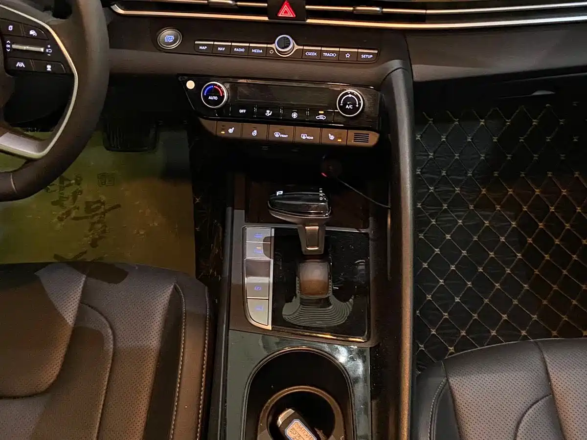 Hyundai Elantra 2023 Model 1.5L CVT LUX Premium Edition фото 21