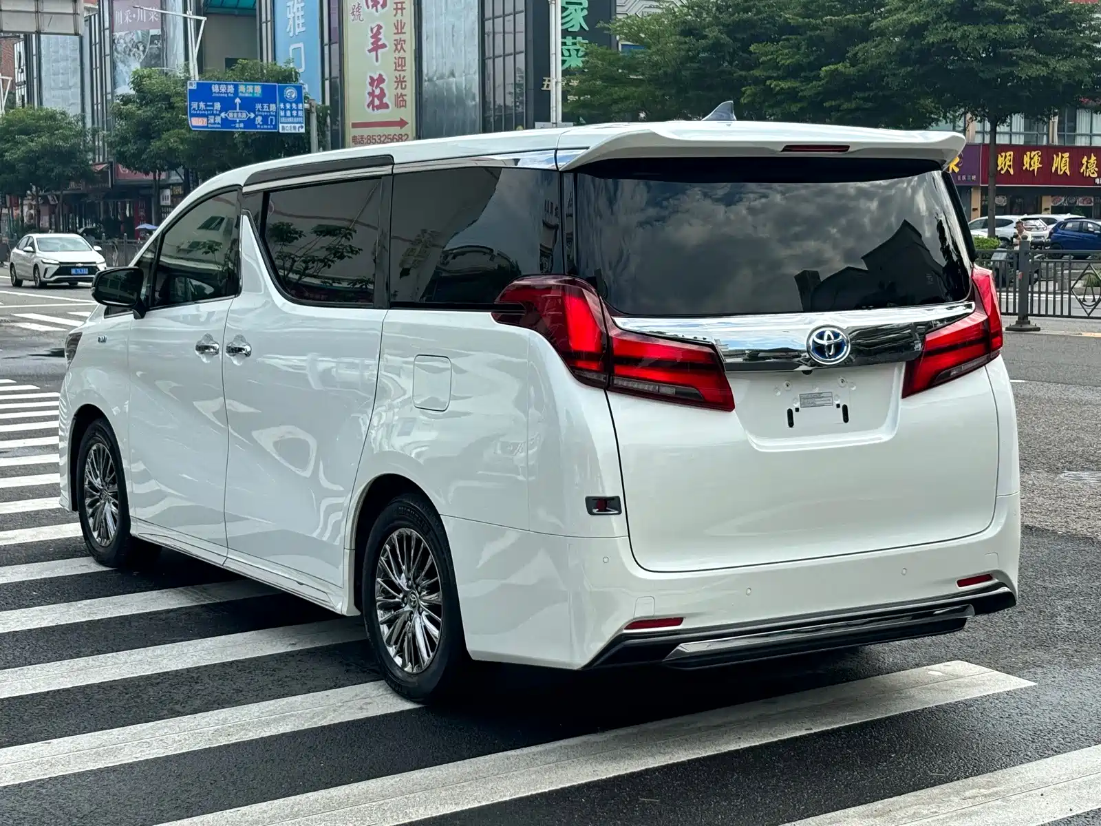 Фото 3 - Toyota Alphard