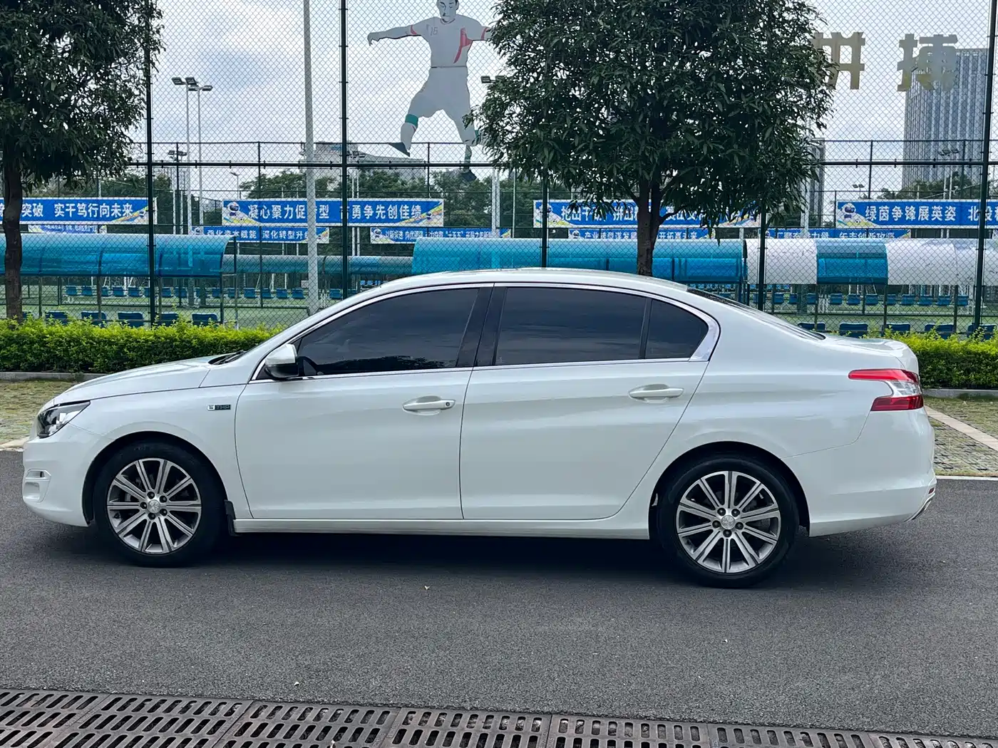 Peugeot 408 2016 1.6T Automatic Luxury Edition фото 4