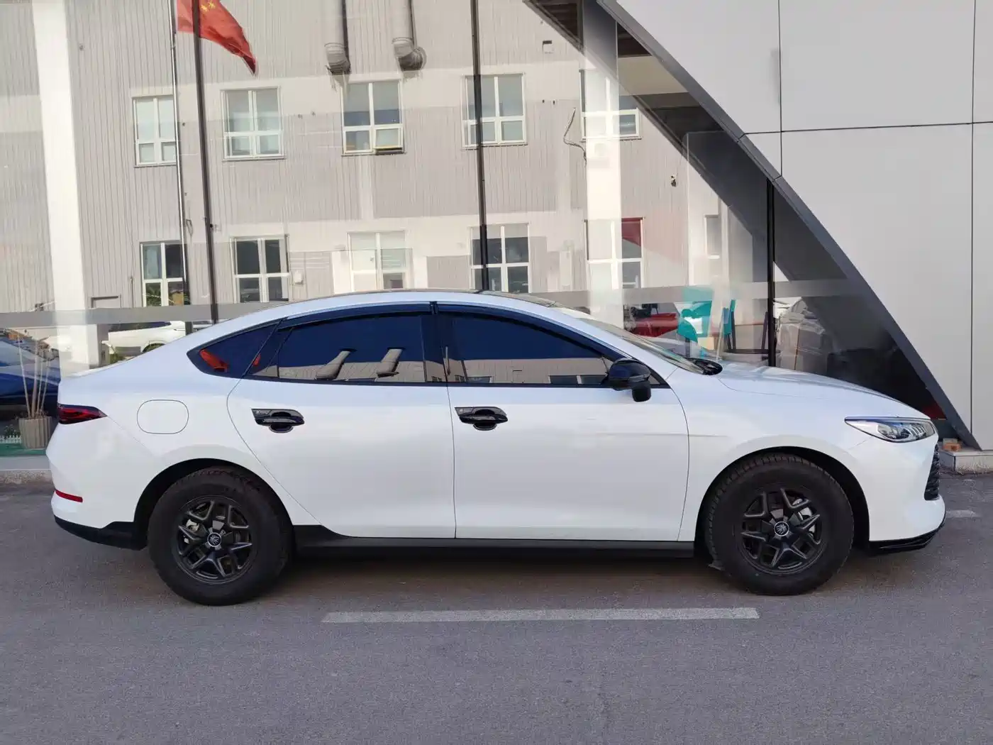 BYD Qin PLUS 2025 DM-i Smart Drive 55KM Leader фото 8